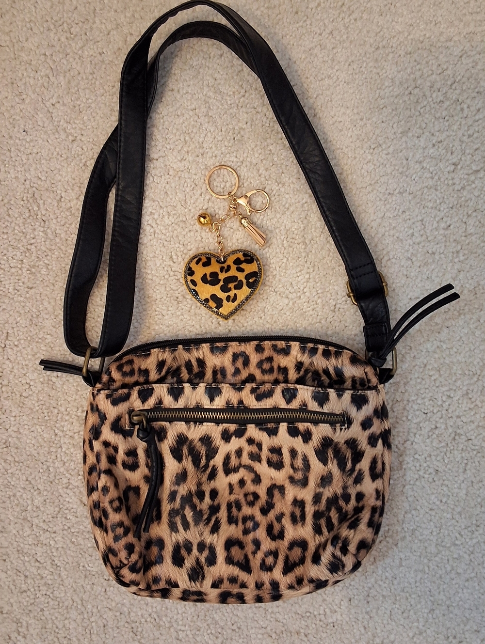Bueno, NWOT, Leopard Print Crossbody Bag with Black Strap + Keychain - Picture 8 of 8
